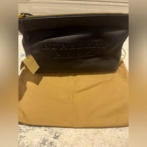 Burberry
New Large Embossed Leather Zip Pouch
Item: 40639731
BLACK
Dust bag